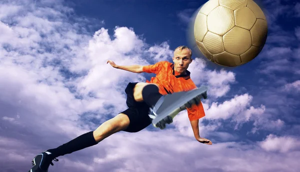 Aufnahme von Fußballspieler am Himmel mit Wolken — Stockfoto