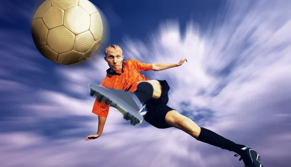 구름과 하늘에 축구 선수의 촬영 — 스톡 사진