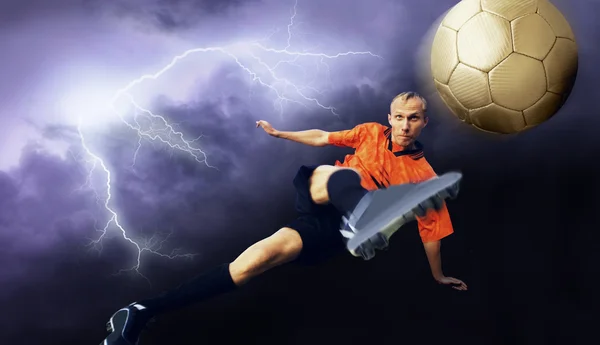 Lő a labdarúgó az égen a felhők — Stock Fotó