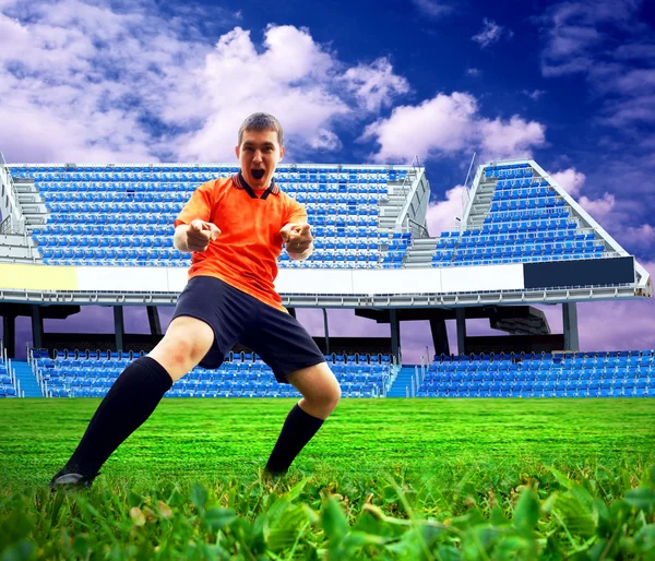 Felicidad jugador de fútbol después de gol en el campo de estadio und —  Fotos de Stock