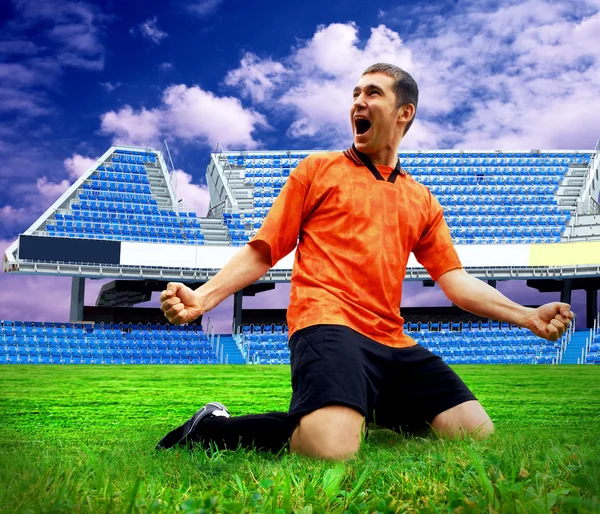 Щастя футболіста після м'яча на полі стадіону — стокове фото