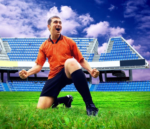 Счастье футболиста после гола на поле стадиона и — стоковое фото