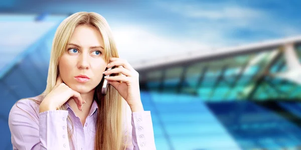 Lycka affärskvinna ringer på business archite telefon — Stockfoto