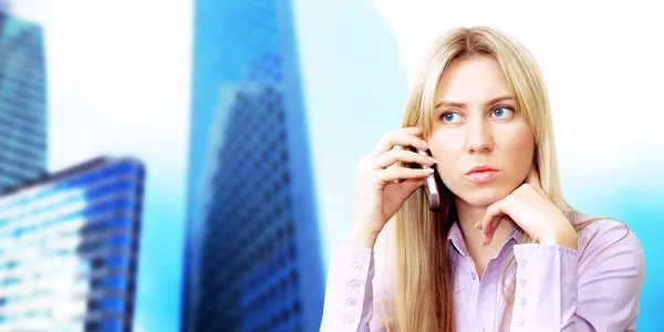 Felicidad mujer de negocios llamando por teléfono en el arco de negocios —  Fotos de Stock
