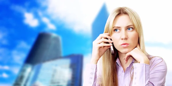 Felicità donna d'affari chiamando per telefono sul business archite — Foto Stock