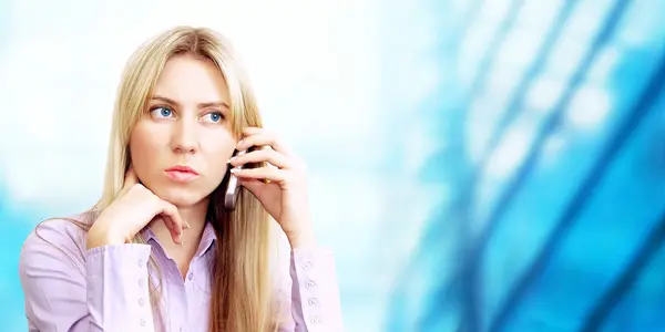 Felicità donna d'affari chiamando per telefono sul business archite — Foto Stock