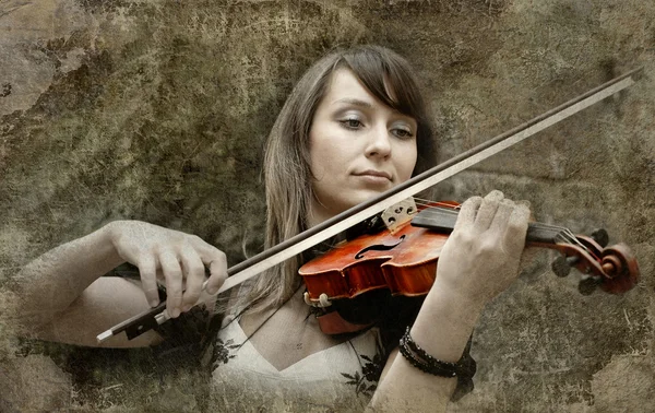 Красива жіноча скрипалька грає на скрипці на гранжевому бекграу — стокове фото