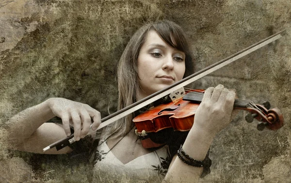 Hermosa violinista femenina tocando violín en el backgrou grunge — Foto de Stock