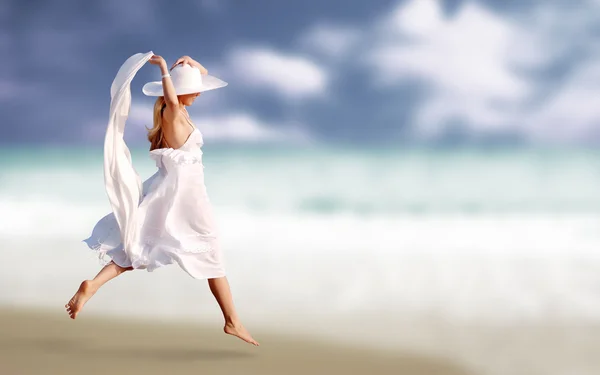 Jeunes belles femmes en blanc sur la plage tropicale ensoleillée — Photo