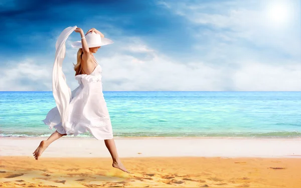 Όμορφες κοπέλες στο λευκό από την ηλιόλουστη παραλία τροπικό — Φωτογραφία Αρχείου
