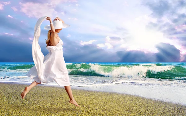 Güneşli tropik kumsalda beyaz genç güzel kadın — Stok fotoğraf