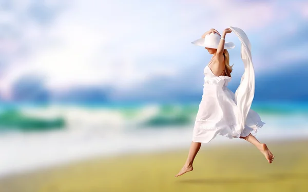 Молоді красиві жінки в білому на сонячному тропічному пляжі — стокове фото