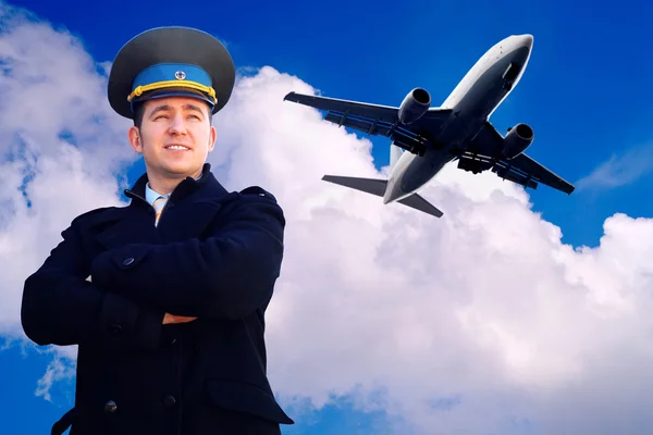 Пілот і літак в небі — стокове фото