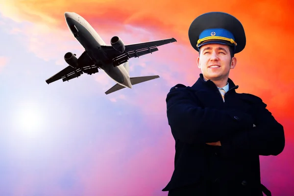 Pilot und Flugzeug am Himmel — Stockfoto