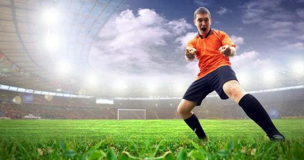 Счастье футболист за голом на стадионе со светом — стоковое фото