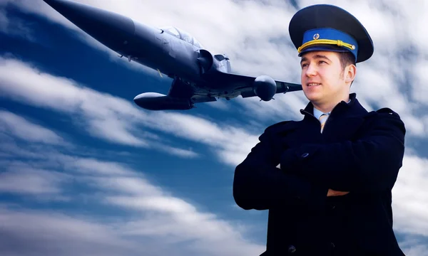Pilot en militaire airplan op de snelheid — Stockfoto