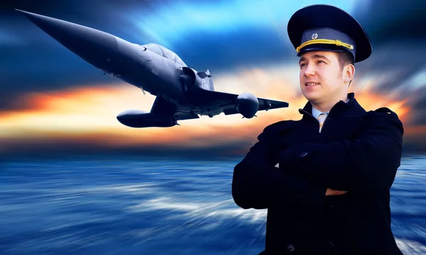 Pilot och militära airplan på hastigheten — Stockfoto