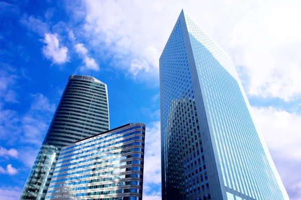 A napos, gyönyörű ég a modern irodai felhőkarcoló — Stock Fotó
