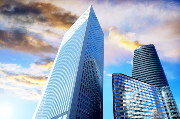 Güneşli güzel gökyüzü üzerinde modern ofis gökdelenler — Stok fotoğraf
