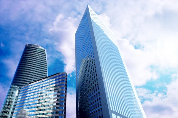 Oficina moderna rascacielos en el cielo hermoso soleado — Foto de Stock