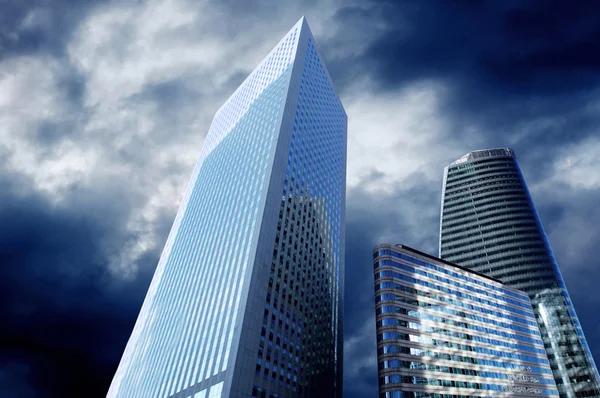 Современные офисные небоскрёбы на солнечном прекрасном небе — стоковое фото