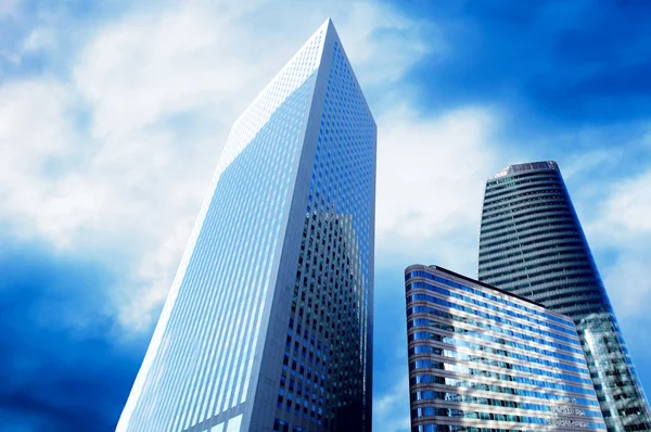 Современные офисные небоскрёбы на солнечном прекрасном небе — стоковое фото