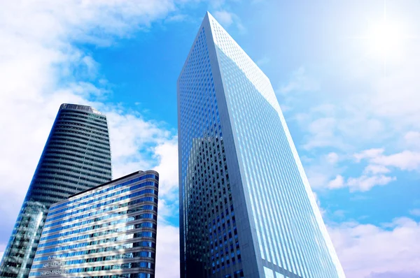 Moderne office wolkenkrabbers op de zonnige mooie hemel — Stockfoto