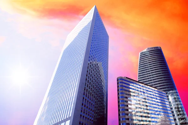 Güneşli güzel gökyüzü üzerinde modern ofis gökdelenler — Stok fotoğraf