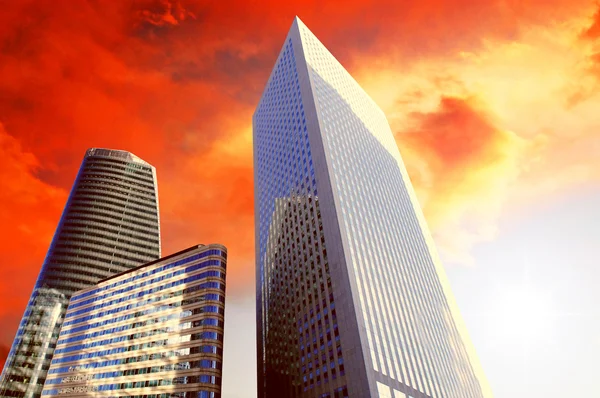 Moderni grattacieli ufficio sul bel cielo soleggiato — Foto Stock