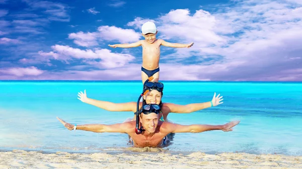 Mutlu genç çift ve oğlu ile snorkel deniz plaj — Stok fotoğraf