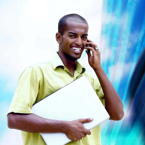 Boldog fekete fiatalember vagy diák laptop az üzleti bac — Stock Fotó