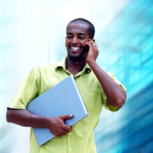 Jovem homem negro feliz ou estudante com laptop no bac de negócios — Fotografia de Stock