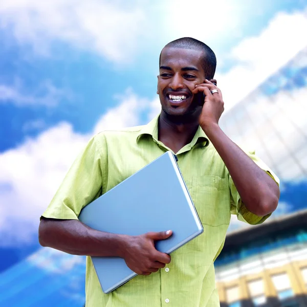 Mutlu genç zenci ya da iş üstünde laptop ile öğrenci bac — Stok fotoğraf