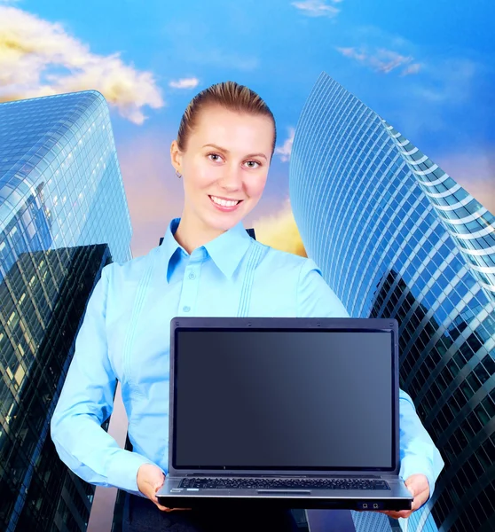 La felicidad de la mujer de negocios con el ordenador portátil en la arquitectura borrosa de negocios —  Fotos de Stock