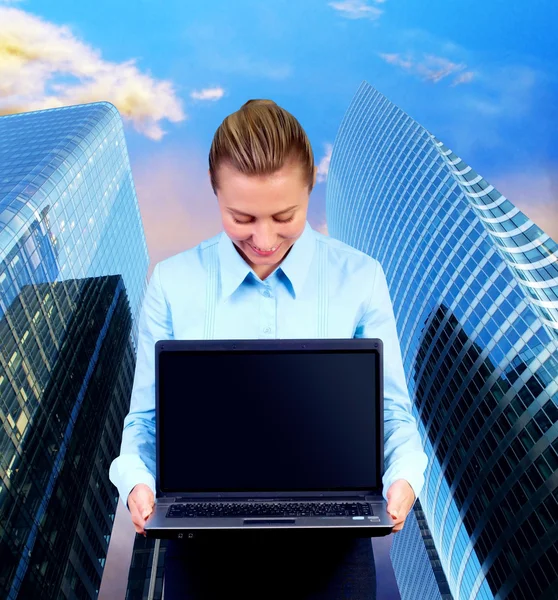 Geluk zakenvrouw met laptop op vervagen zakelijke architectur — Stockfoto