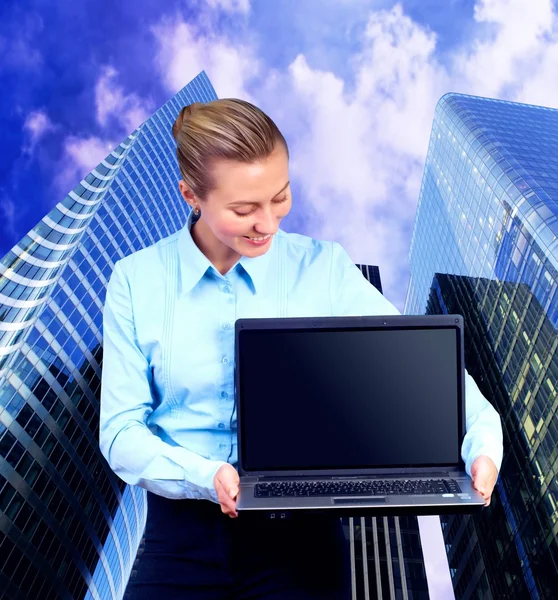 Щастя бізнес-леді з ноутбуком на розмитому бізнес-архітекторі — стокове фото