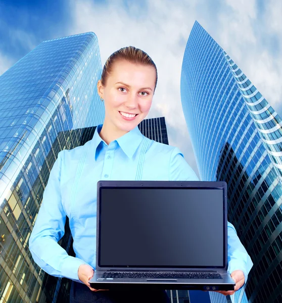 La felicidad de la mujer de negocios con el ordenador portátil en la arquitectura borrosa de negocios — Foto de Stock