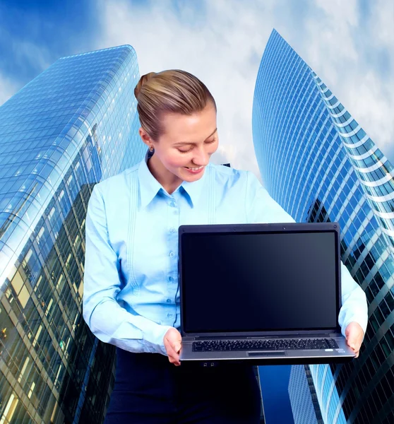 Счастье деловая женщина с ноутбуком на размытой бизнес-архитектуры — стоковое фото