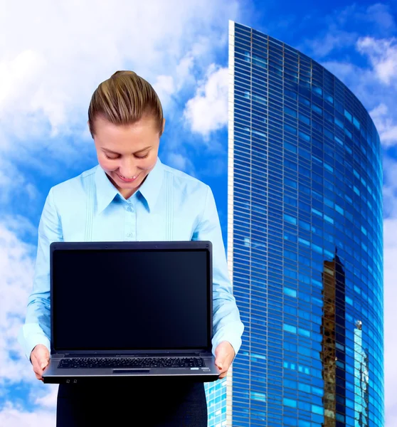 Boldogság üzletasszony laptop a blur üzleti architectur — Stock Fotó