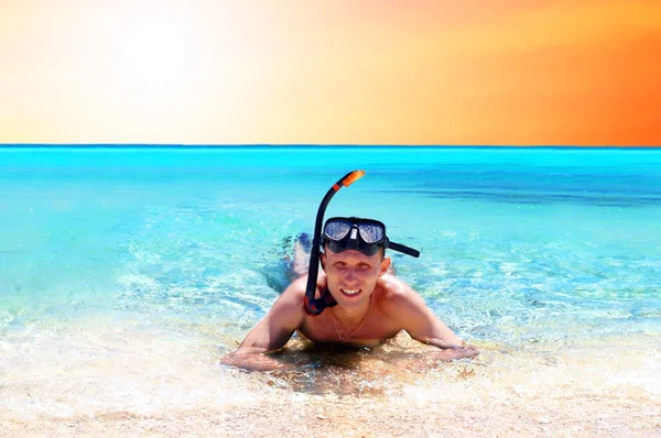 Joven feliz con snorkel en una playa de mar — Foto de Stock