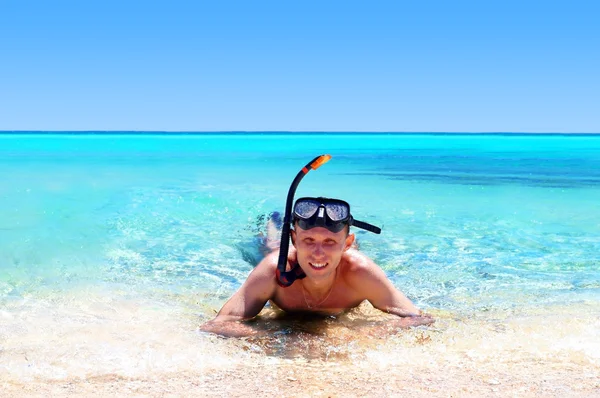 Joven feliz con snorkel en una playa de mar —  Fotos de Stock