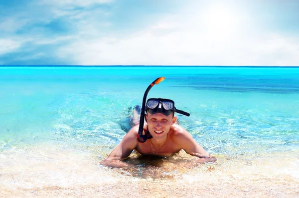 Щасливий молодий чоловік зі снорклінгом на морському пляжі — стокове фото