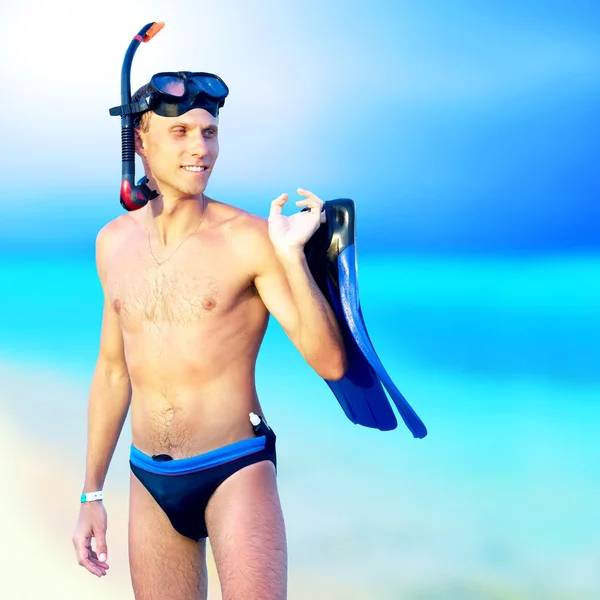 Retrato de jovem feliz com snorkel em uma praia do mar — Fotografia de Stock
