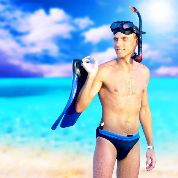 Portret szczęśliwy młody człowiek z nurkowania na plaży — Zdjęcie stockowe
