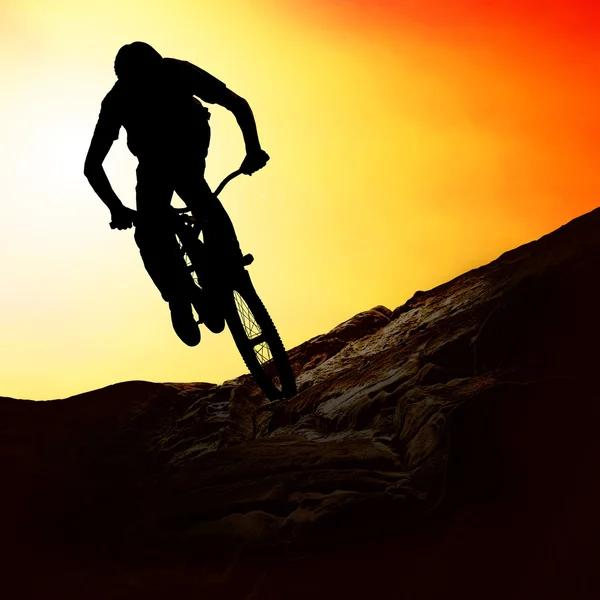 Silhouette di un uomo in muontain-bike, tramonto — Foto Stock