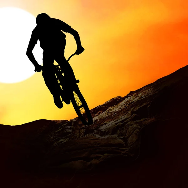 Silhouette d'un homme sur muontain-bike, coucher de soleil — Photo