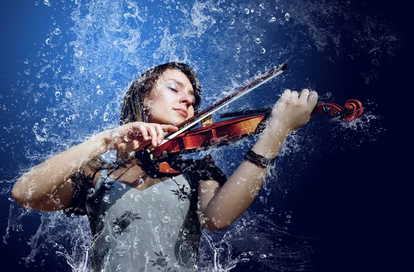 Musician playing violin under water — Stock Photo, Image