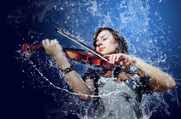 水の下でミュージシャンの演奏ヴァイオリン — ストック写真