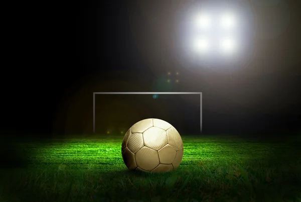 Ballon de football sur le terrain de stade avec lumière — Photo