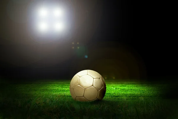 Bola de futebol no campo de estádio com luz — Fotografia de Stock